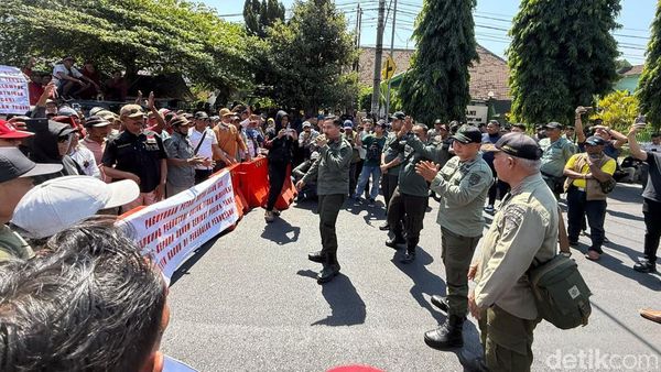 Jalan Hasanudin Kota Kediri Ditutup Akibat Aksi Demo
