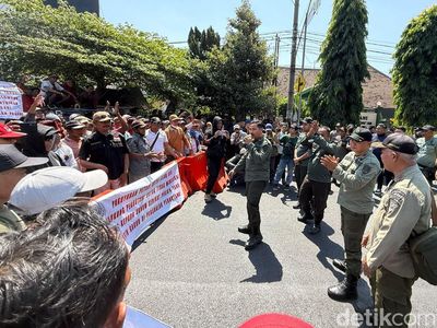 Jalan Hasanudin Kota Kediri Ditutup Akibat Aksi Demo
