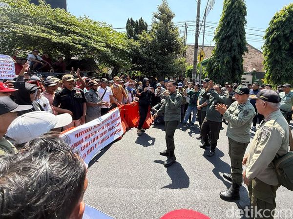 Jalan Hasanudin Kota Kediri Ditutup Akibat Aksi Demo