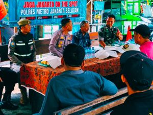 Jaga Jakarta On The Spot, Polres Jaksel Serap Aspirasi dan Bagi Bansos