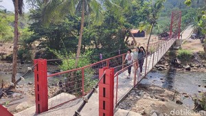 Jembatan Merah Jayaraksa, Magnet Wisata Baru di Ciamis