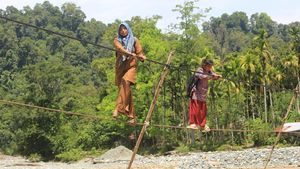 Melintasi Tali Baja Demi Tetap Bersekolah