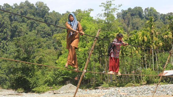 Melintasi Tali Baja Demi Tetap Bersekolah
