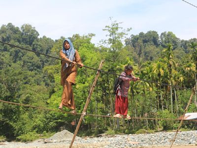 Melintasi Tali Baja Demi Tetap Bersekolah