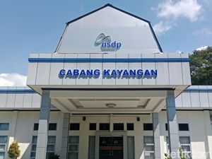 Sterilisasi Dimulai, Pedagang Asongan Pelabuhan Kayangan Diberi ID Card-Rompi