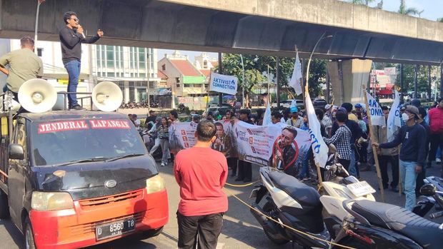 Kantor Hotman Paris di Jakut Digeruduk Massa Pedemo Sejumlah massa pedemo mendatangi kantor Hotman Paris yang berlokasi di Kelapa Gading, Jakarta Utara dan melakukan aksi unjuk rasa, Senin (20/7).