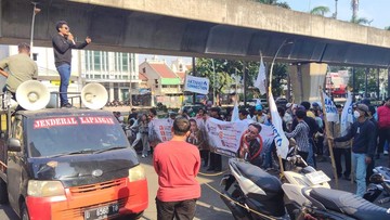 Kantor Hotman Paris di Kelapa Gading Digeruduk Massa Demo