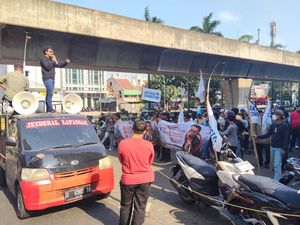 Kantor Hotman Paris di Kelapa Gading Digeruduk Massa Demo