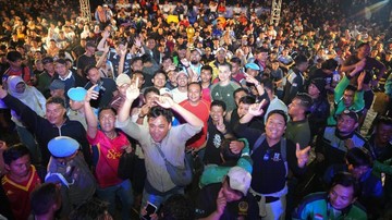 Momen Kapolda Riau dan Ojol-Mahasiswa Nobar Final Piala Dunia di Polda Riau