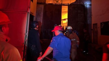 Kebakaran 3 Gudang di Tangerang Semalam, Brimob Polda Metro Bantu Padamkan