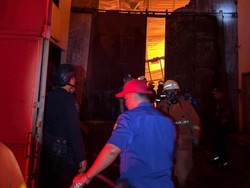Kebakaran 3 Gudang di Tangerang Semalam, Brimob Polda Metro Bantu Padamkan