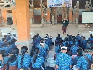 Dekati Pemilih Pemula, KPU Karangasem Datangi Puluhan Sekolah Saat MPLS