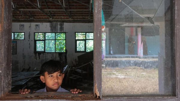 Kondisi Kelas Memprihatinkan, Siswa SD Tetap Ikuti Pelajaran