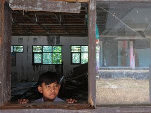 Kondisi Kelas Memprihatinkan, Siswa SD Tetap Ikuti Pelajaran