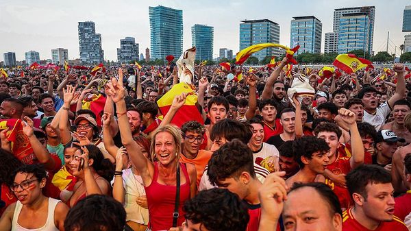 La Furia Roja Juara, Ribuan Fans Rayakan Kemenangan di Landmark Spanyol