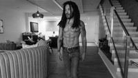 Lenny Kravitz Bongkar Rahasia Pinggang 71 Cm di Usia 62, Baru Makan Jam 4 Sore