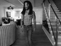 Lenny Kravitz Bongkar Rahasia Pinggang 71 Cm di Usia 62, Baru Makan Jam 4 Sore