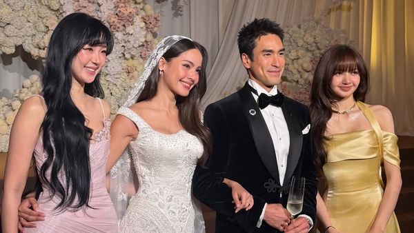 Pesona Lisa BLACKPINK di Pernikahan Nadech-Yaya, Unreal Bak Princess