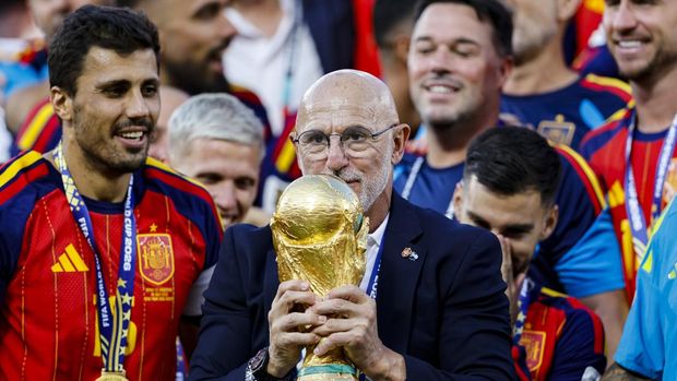 Luis de la Fuente EAST RUTHERFORD, NEW JERSEY - JULY 19: Spain Head Coach Luis De La Fuente celebrates with players following the FIFA World Cup 2026 Final match between Spain and Argentina at New York New Jersey Stadium on July 19, 2026 in East Rutherford, United States. (Photo by Heuler Andrey/Eurasia Sport Images/Getty Images)