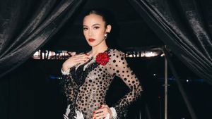 8 Gaya Mahalini Pakai Baju Menerawang Berhias Ratusan Kancing, Memukau!