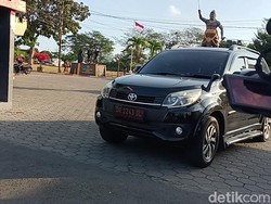 Perempuan Bermobil Dinas Antarkan Baju ke Mako Brimob Polda NTB