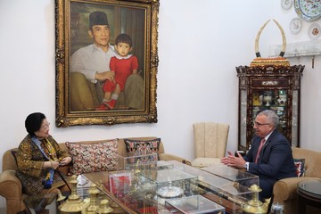 Terima Kunjungan Dubes Houssaini, Megawati Diundang ke Maroko