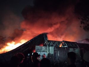 Kebakaran di Pabrik Sandal Tangerang, 1 Pegawai Alami Sesak Napas