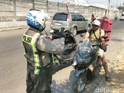 Bandel! Pemotor-Mobil Lawan Arus di Frontage Road Sidoarjo Ditindak