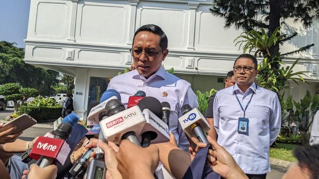 Penasihat Khusus Presiden Bidang Komunikasi dan Media Hasan Nasbi memberikan keterangan kepada wartawan di Istana Kepresidenan, Jakarta, Senin (20/7/2026). (CNBC Indonesia/Emir Yanwardhana)