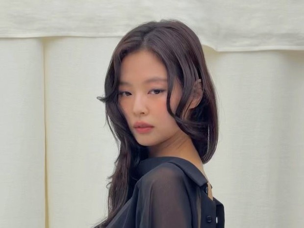 Potret Jennie BLACKPINK./ Foto: instagram.com/jennierubyjane Jennie akan ikut memanaskan musim panas dengan lagu cinta yang mengundang penasaran publik.