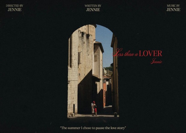 Potret Jennie dalam teaser comeback 'Less Than A LOVER'/ Foto: allkpop.com Jennie mengungkapkan bahwa comeback terbaru darinya merupakan single bertajuk 'Less Than A LOVER' yang seluruh produksinya ikut turun tangan langsung.