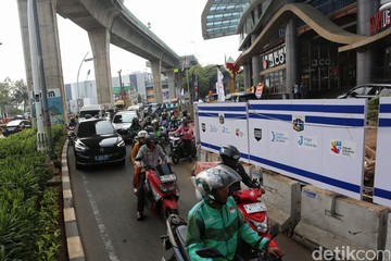 Proyek Gorong-gorong Bikin Jalan Ciledug Macet Tiap Hari