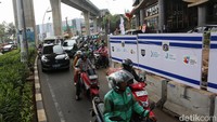 Proyek Gorong-gorong Bikin Jalan Ciledug Macet Tiap Hari
