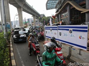 Proyek Gorong-gorong Bikin Jalan Ciledug Macet Tiap Hari