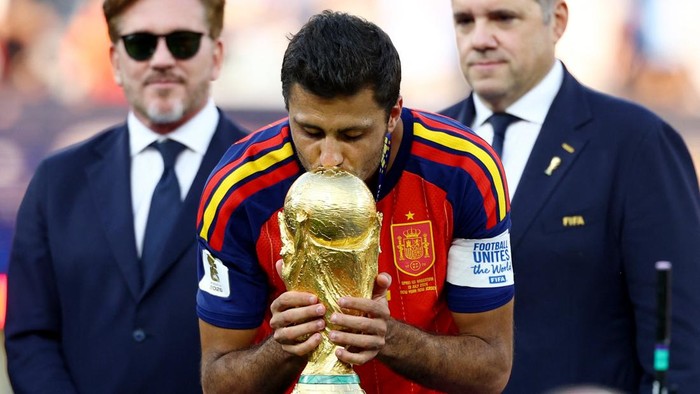 Soccer Football - FIFA World Cup 2026 - Final - Spain v Argentina - New York/New Jersey Stadium, East Rutherford, New Jersey, U.S. - July 19, 2026 Spains Rodri kisses the trophy ahead of the trophy presentation after winning the World Cup final REUT