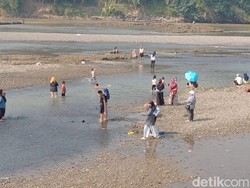 Sungai Serayu Banyumas Surut gegara Kemarau Jadi Wisata Dadakan