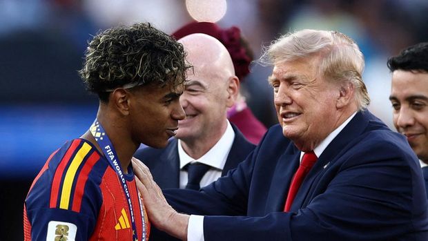 Spanyol Juara Piala Dunia 2026 Soccer Football - FIFA World Cup 2026 - Final - Spain v Argentina - New York/New Jersey Stadium, East Rutherford, New Jersey, U.S. - July 19, 2026 Spain's Lamine Yamal receives his winners medal from U.S. President Donald Trump during the trophy presentation REUTERS/Lee Smith TPX IMAGES OF THE DAY