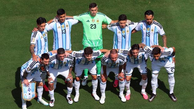 Spanyol vs Argentina Argentina coba memancing pemain Spanyol naik ke depan pada awal permainan.