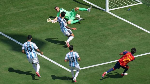 Spanyol vs Argentina Tembakan Lamine Yamal ditangkap Emiliano Martinez.