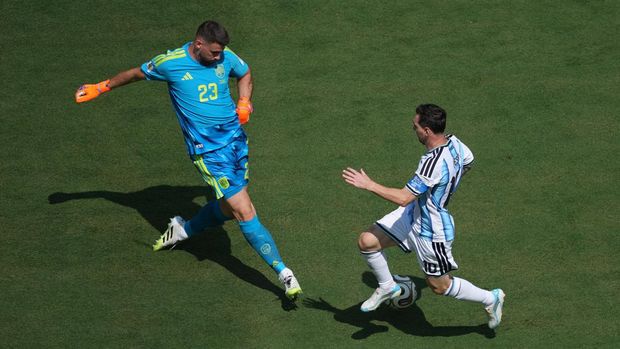 Spanyol vs Argentina Lionel Messi hampir potong bola dari Unai Simon.