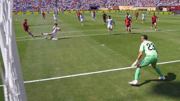 Spanyol vs Argentina di Final Piala Dunia 2026 Tembakan Mikel Oyarzabal ditangkap Dibu Martinez.