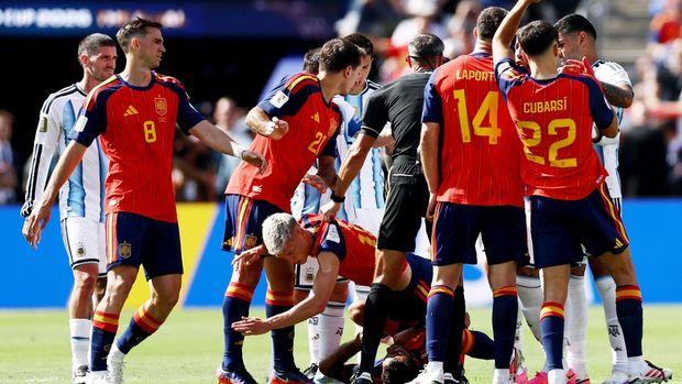 Spanyol vs Argentina di Final Piala Dunia 2026 Pelanggaran Leandro Paredes hampir memicu ketegangan dari pemain kedua tim.