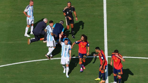 Argentina kian dalam tekanan Spanyol usai bermain dengan 10 orang.
