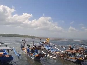Perahu Nelayan yang Terbalik di Banyuwangi Angkut 1,8 Ton Ikan Layang