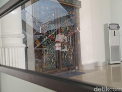 Bupati Lombok Barat Nobar Piala Dunia Dini Hari, Paginya Kantor Disegel KPK