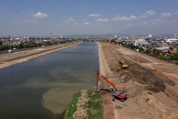 Sungai Kanal Banjir Timur Semarang Dibersihkan dari Sedimen