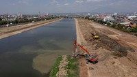 Sungai Kanal Banjir Timur Semarang Dibersihkan dari Sedimen