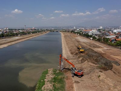 Sungai Kanal Banjir Timur Semarang Dibersihkan dari Sedimen