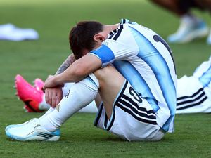 Messi Tak Berkutik, Messi Menangis...