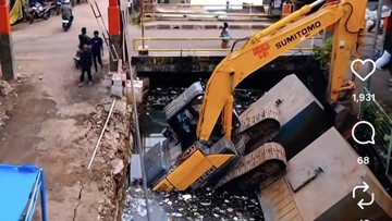 Viral Ekskavator Tercebur di Kali Cakung Lama, Dinas SDA Evakuasi Malam Ini